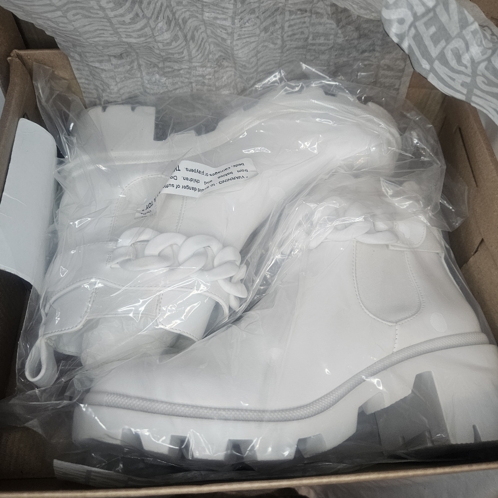 Steve Madden Amulet Chain Bootie Lug Heel White Sz 9 NWT Retail $130 - Picture 13 of 14